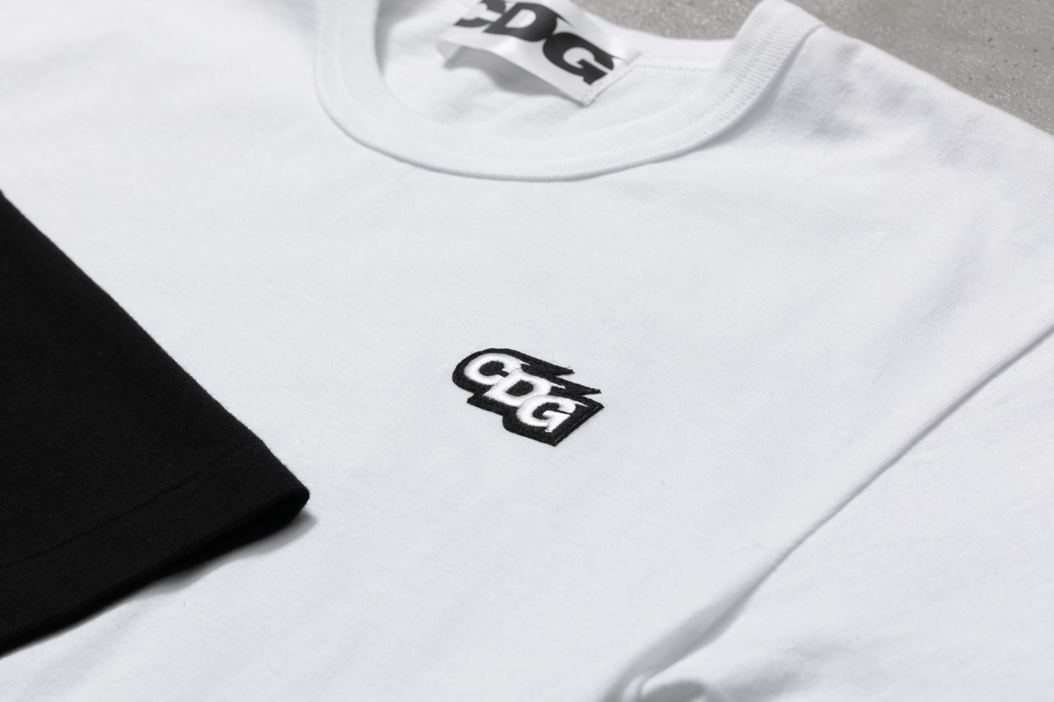 コム デ ギャルソンの「CDG」ワッペンロゴ付きTシャツ＆バック