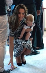 ジョージ王子と初の公式外遊、キャサリン妃のドレスはトリー