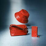 グッチ23年秋冬“ハイビスカスレッド×クリスタル GGキャンバス”のカードケース＆メンズバッグなど｜写真1