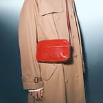 グッチ23年秋冬“ハイビスカスレッド×クリスタル GGキャンバス”のカードケース＆メンズバッグなど｜写真2