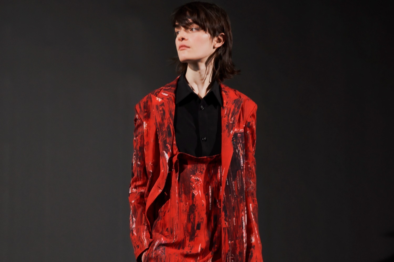 Y's 23年秋冬新作ウェア、ヘリンボンツイードのコート＆抽象画プリントのシャツドレスなど