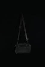 POTR×ミノトール インストのショルダーウォレットバッグ、マットなオールブラック仕上げ｜写真2