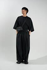 POTR×ミノトール インストのショルダーウォレットバッグ、マットなオールブラック仕上げ｜写真1