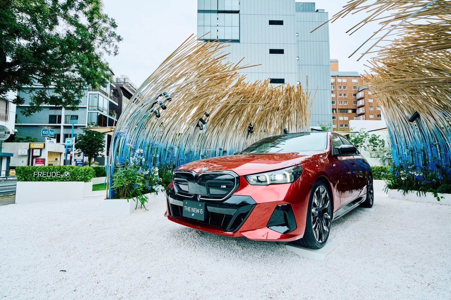 BMWの期間限定イベントが表参道で、日本初！電気自動車「BMW i5」展示＆限定フードメニューも｜写真23