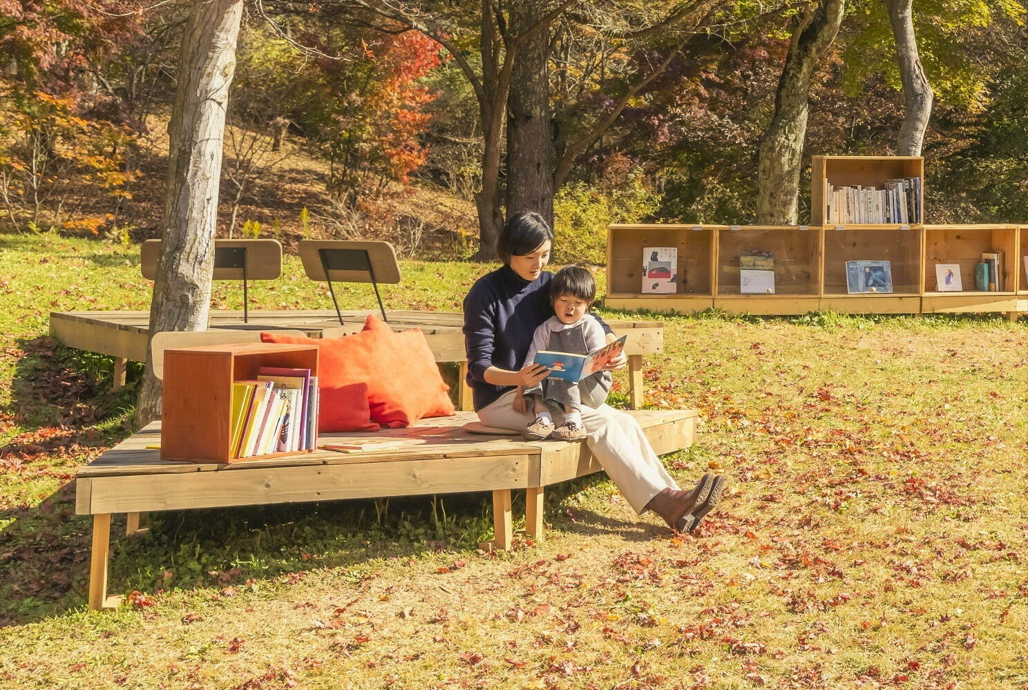 紅葉の中で読書を満喫する「紅葉図書館」軽井沢星野エリアで、どら焼きやりんごドリンクも｜写真3