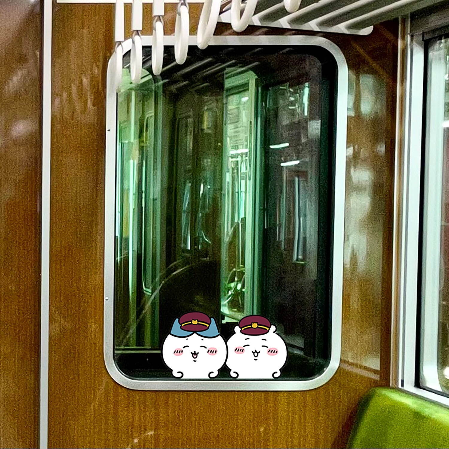 写真31/39｜「ちいかわ×阪急電車」マルーンカラーの制服を着た