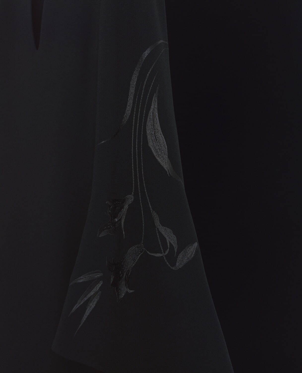 マメ クロゴウチ、フラワー刺繍のドレス＆ブラウスをオールブラックで - 伊勢丹新宿店で先行発売｜写真2