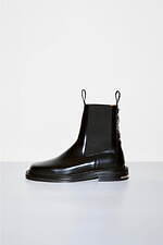 トーガ ビリリース23秋冬シューズ、厚底ミュールローファー＆“メタルベルト”付きサボサンダル｜写真8