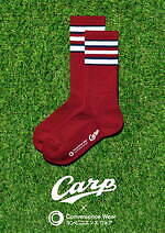 ファミマ「コンビニエンスウェア」×広島東洋カープ、“レッド”のソックス＆ロゴ入りタオル｜写真2