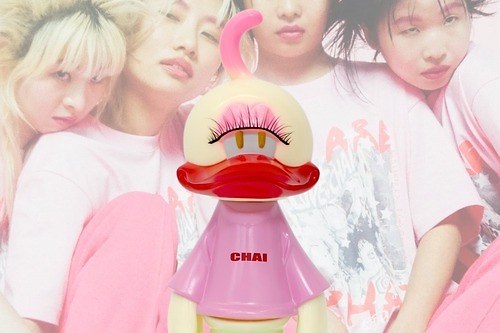 ネオンサインのトイブランド「NEONdUCK」×CHAIのアヒルフィギュア、まつ毛＆ピンクヘアーで