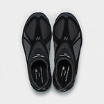 コム デ ギャルソン・オム×ニューバランスのコラボスニーカー、黒スリッポンやオールホワイトシューズ｜写真3