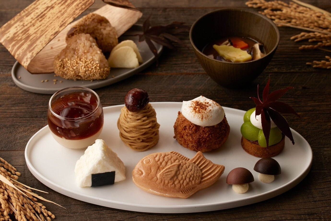 おにぎり｜芋や和栗など“秋の味覚”アフタヌーンティーが銀座で、まるでおにぎりなムース＆きのこチョコ