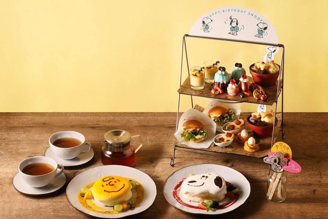 ピーナッツ カフェ“スヌーピーの誕生日”を祝うアフタヌーンティーやアイスフロート、限定グッズも