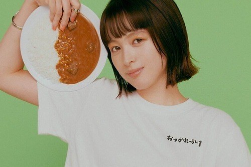 レイ ビームス×清野菜名、手描きフォント＆イラスト入り“おつかれーらいすTシャツ”など
