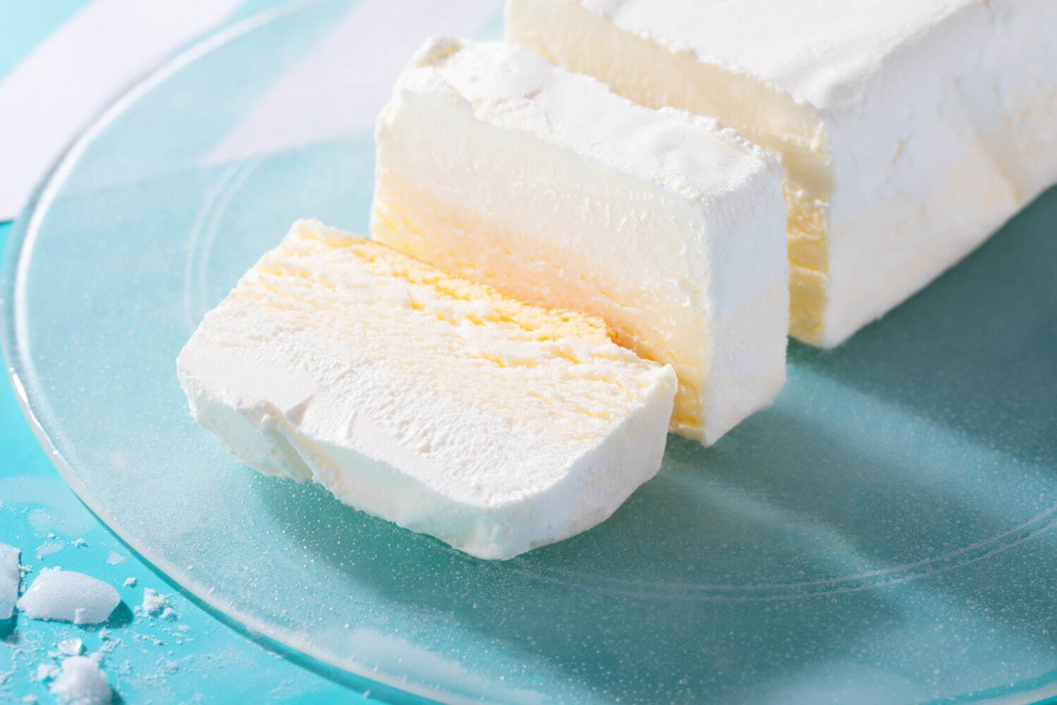 「生クリーム専門店ミルク」凍らせて美味しい“濃厚”生クリームアイスケーキ、解凍すればふるしゅわ食感に｜写真1