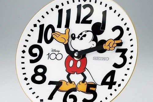 セイコー「ディズニー創立100周年」限定の絵皿時計、ミッキーマウスの両腕が時計の針に