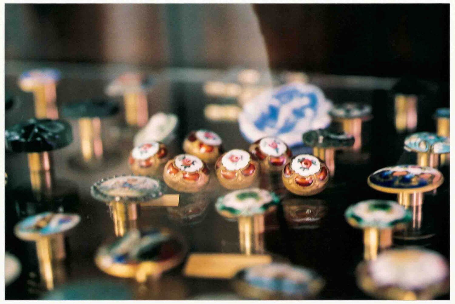 石内都 《銀座のミタケボタン》 2022年