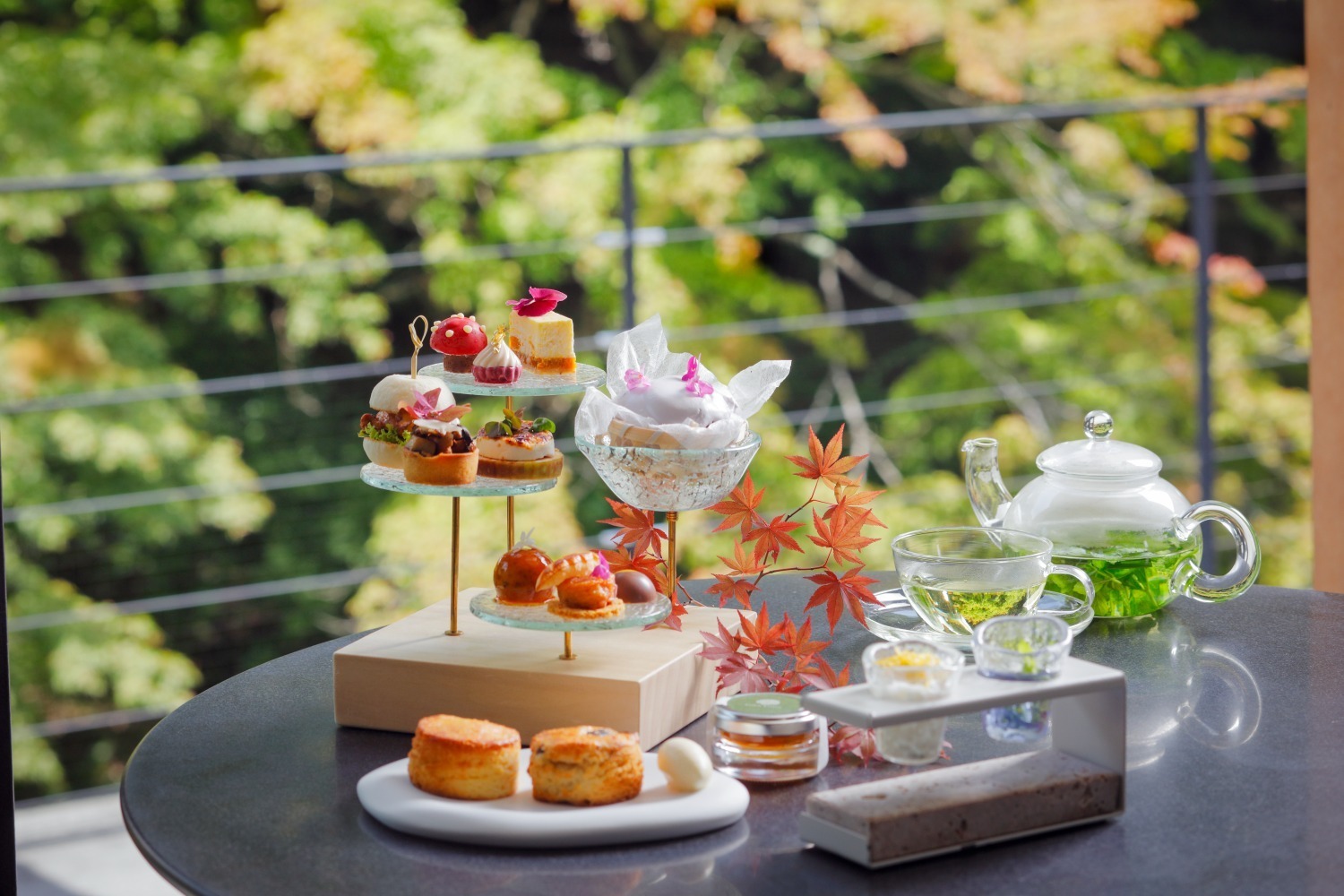 ロク キョウト“秋の味覚”を満喫するアフタヌーンティー、カボチャのクリームチーズケーキ＆柿タルト