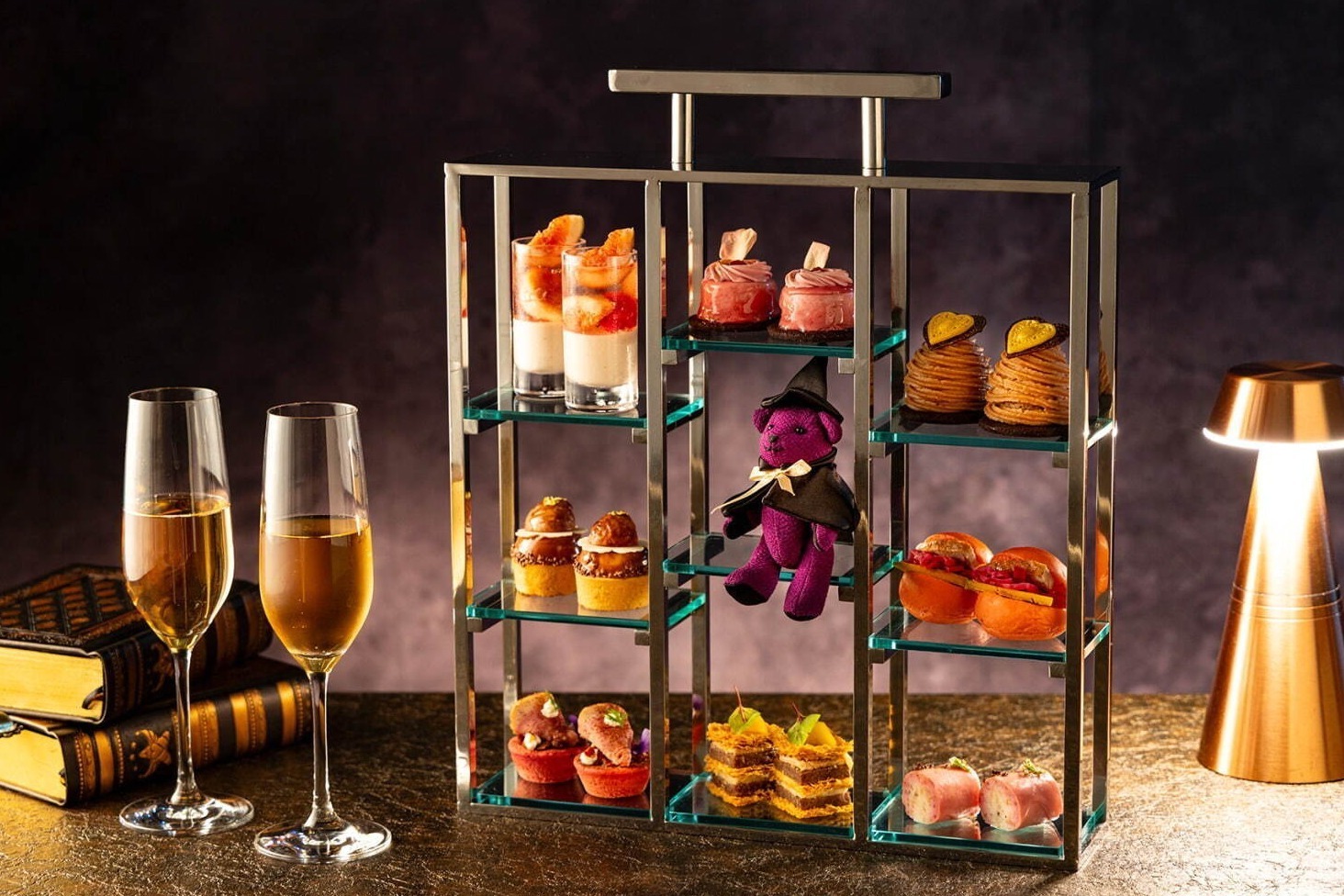 コンラッド東京「ハロウィン・ナイトティー」夜景と共に楽しむベリーのムースやモンブラン、ワインなど