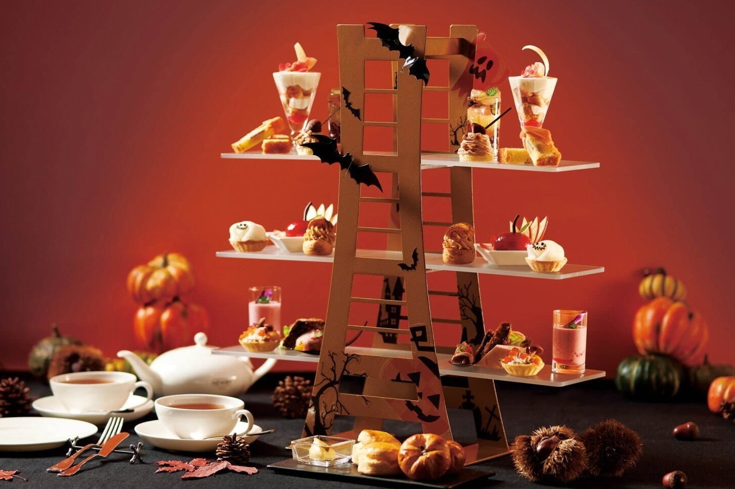 横浜ロイヤルパークホテルのハロウィンアフタヌーンティー、“おばけ風”シャインマスカットタルトも