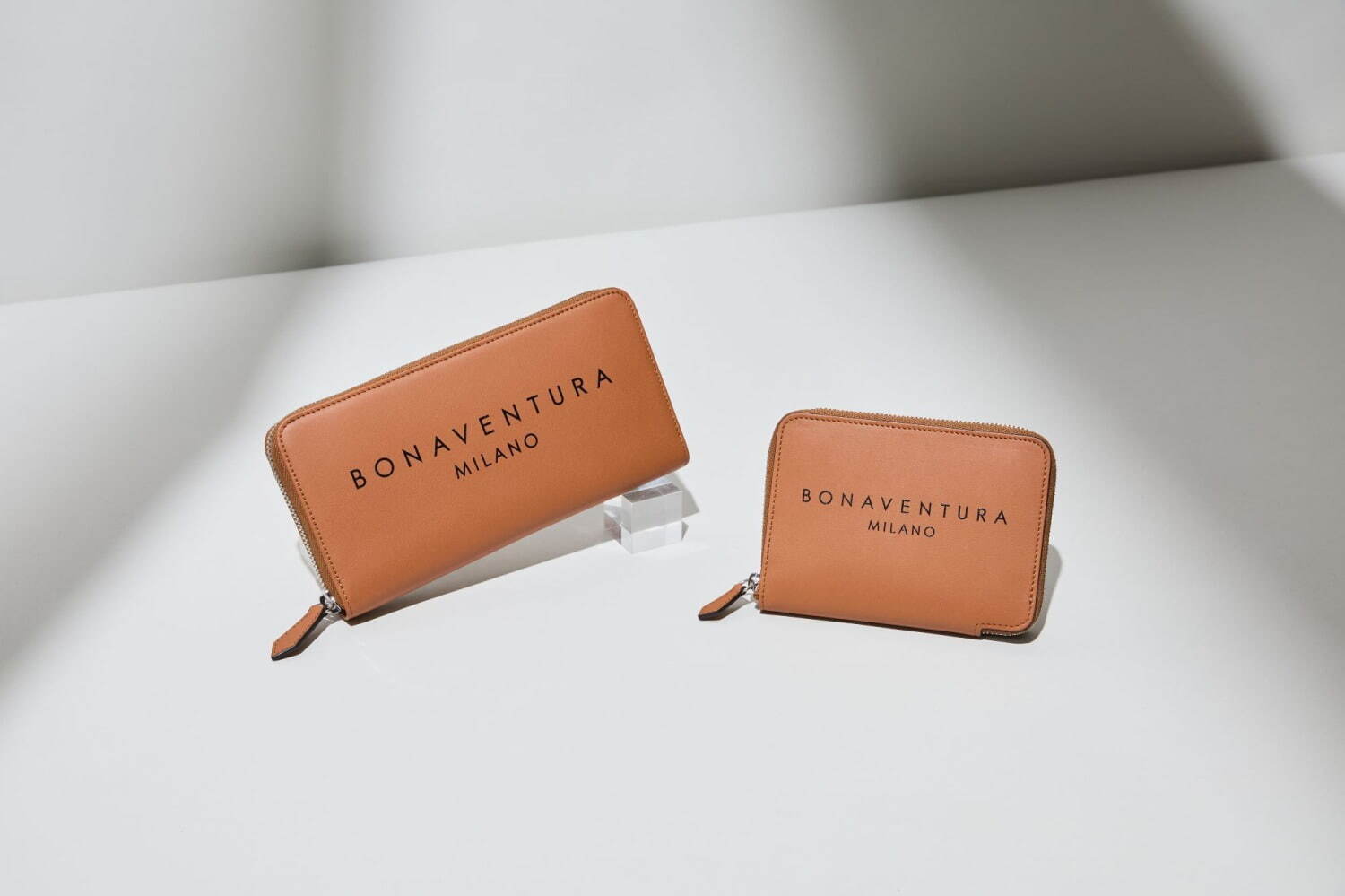 ボナベンチュラ初のスムースレザーアイテム、スウィフトカーフの財布・iPhoneケース・バッグ｜写真1