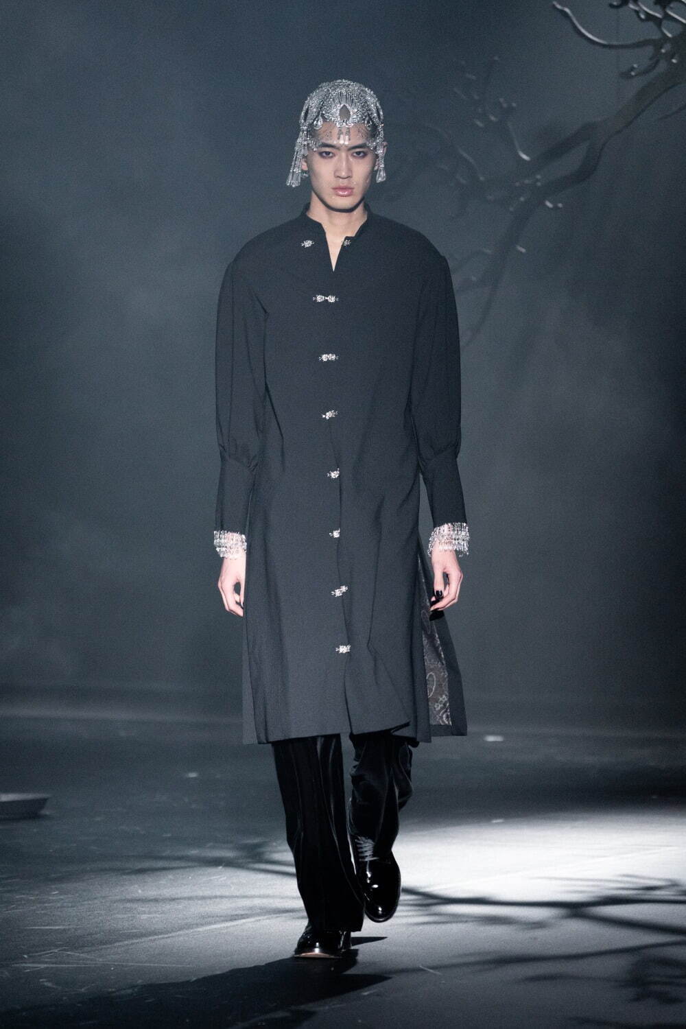 タナカダイスケ23年秋冬ビジューが煌めくドレス＆月モチーフのバッグなど、伊勢丹新宿店の限定ストアに｜写真9