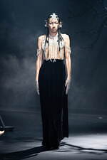 タナカダイスケ23年秋冬ビジューが煌めくドレス＆月モチーフのバッグなど、伊勢丹新宿店の限定ストアに｜写真2