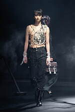 タナカダイスケ23年秋冬ビジューが煌めくドレス＆月モチーフのバッグなど、伊勢丹新宿店の限定ストアに｜写真17