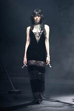 タナカダイスケ23年秋冬ビジューが煌めくドレス＆月モチーフのバッグなど、伊勢丹新宿店の限定ストアに｜写真18