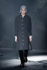 タナカダイスケ23年秋冬ビジューが煌めくドレス＆月モチーフのバッグなど、伊勢丹新宿店の限定ストアに｜写真9