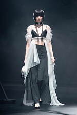 タナカダイスケ23年秋冬ビジューが煌めくドレス＆月モチーフのバッグなど、伊勢丹新宿店の限定ストアに｜写真12