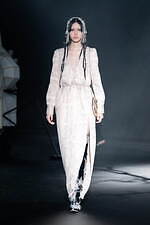 タナカダイスケ23年秋冬ビジューが煌めくドレス＆月モチーフのバッグなど、伊勢丹新宿店の限定ストアに｜写真6