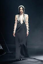 タナカダイスケ23年秋冬ビジューが煌めくドレス＆月モチーフのバッグなど、伊勢丹新宿店の限定ストアに｜写真4