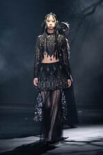 タナカダイスケ23年秋冬ビジューが煌めくドレス＆月モチーフのバッグなど、伊勢丹新宿店の限定ストアに｜写真3