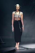 タナカダイスケ23年秋冬ビジューが煌めくドレス＆月モチーフのバッグなど、伊勢丹新宿店の限定ストアに｜写真1