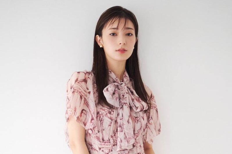 スナイデル23年秋新作、シティー柄ボウタイワンピース＆チュールフリルのニットトップス