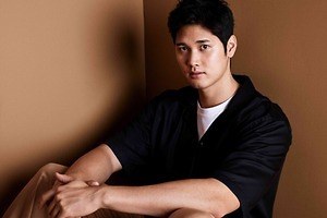 ボスから大谷翔平着用の半袖シャツ発売、光沢のあるオールブラック生地で