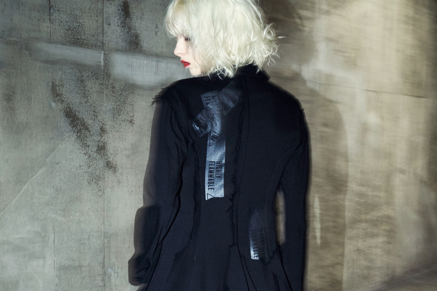 リミ フゥ新作、“黒染め”ブラックデニム×コーションテープのドレスや総柄プリーツジャケット