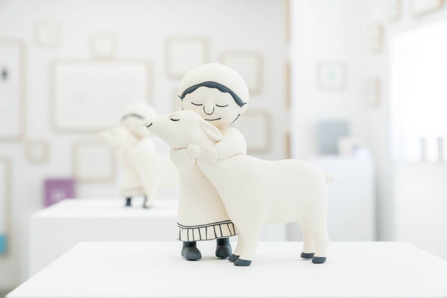 M.B.ゴフスタイン《Brookie and Her 3D Lamb》Snow White 2023 FRP 20x20x20cm