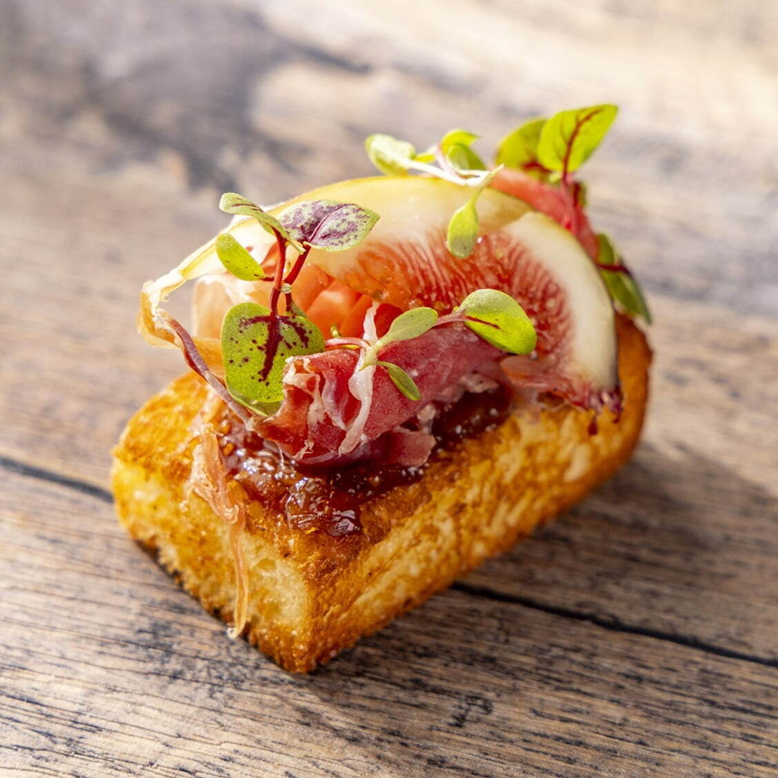 “魔女のほうき”にのった肉アフタヌーンティーがヒルトン東京で、とろけるポークリブやビーフサーロイン｜写真5