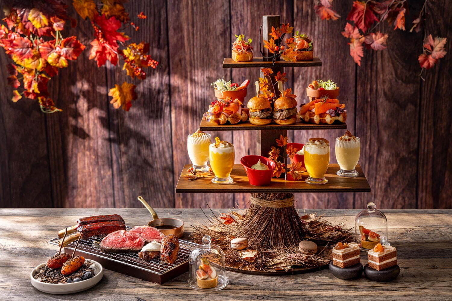 “魔女のほうき”にのった肉アフタヌーンティーがヒルトン東京で、とろけるポークリブやビーフサーロイン