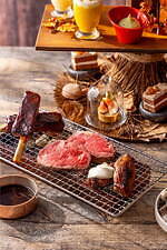 “魔女のほうき”にのった肉アフタヌーンティーがヒルトン東京で、とろけるポークリブやビーフサーロイン｜写真3