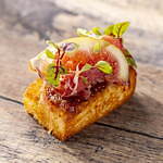 “魔女のほうき”にのった肉アフタヌーンティーがヒルトン東京で、とろけるポークリブやビーフサーロイン｜写真5