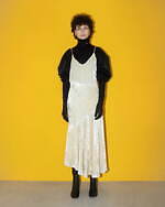 カナコ サカイ“藍染めベルベット”23秋冬新作、キャミソールドレス＆ツイストデザインのスカート｜写真4