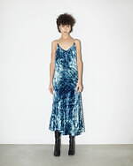 カナコ サカイ“藍染めベルベット”23秋冬新作、キャミソールドレス＆ツイストデザインのスカート｜写真1