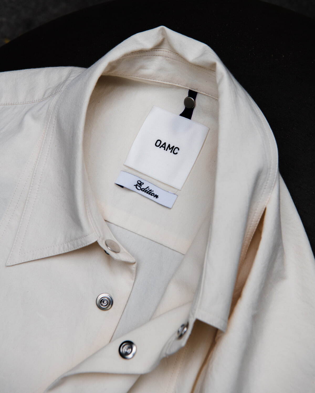 OAMCのエディション別注オーバーサイズシャツ、ハリ感のある軽量