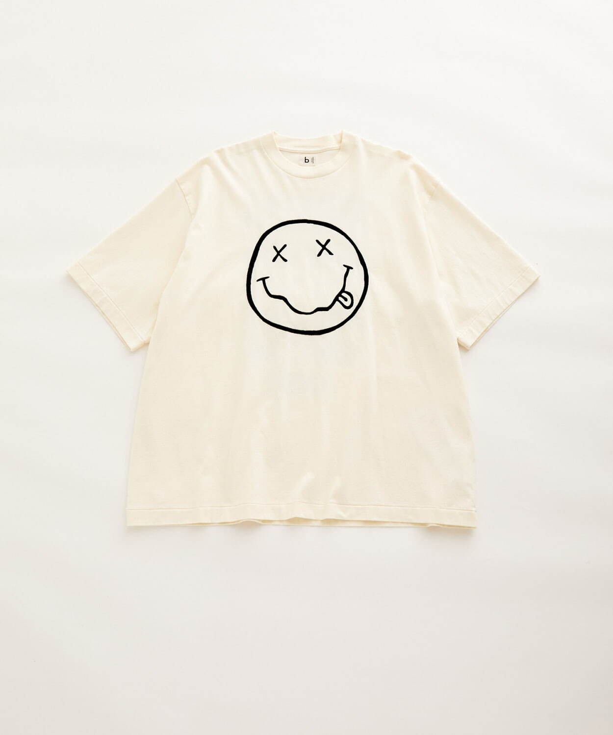 Embroidery Smile Tee 17,600円