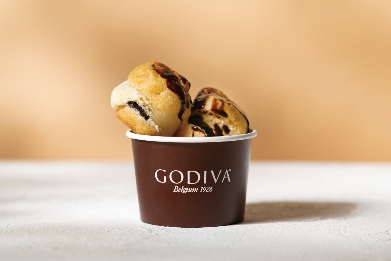 ゴディバカフェ新作「プロフィットロール」シューアイスに“とろ～り”温かいダークチョコレートソース