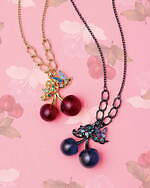 アナ スイ新作“チェリー”モチーフのジュエリー、揺れる蝶や葉を飾ったネックレスやリング｜写真1