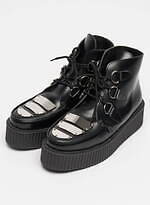 リミ フゥ×アンダーグラウンド初コラボ、“メタルプレート”を配した厚底レザーシューズ＆ブーツ｜写真1